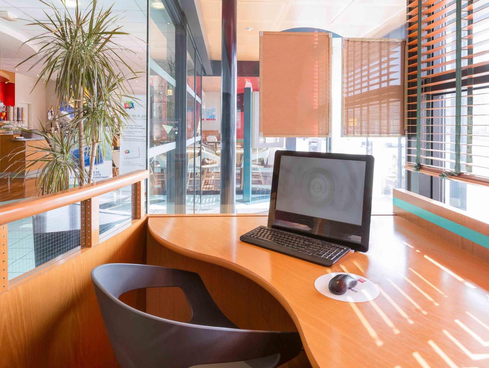 Ibis Centre Gare Sud Hotel 3*